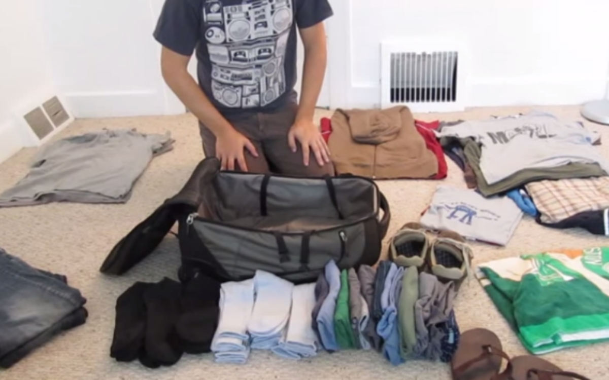 Πως χωράνε όλα αυτά τα ρούχα σε μία τσάντα; (βίντεο)