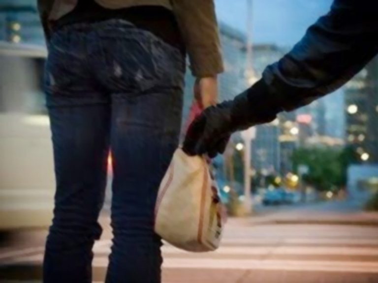 Βόλος: Εφιάλτης για καθαρίστρια από επίθεση τσαντάκια – Την έσερνε από το λουρί της τσάντας της