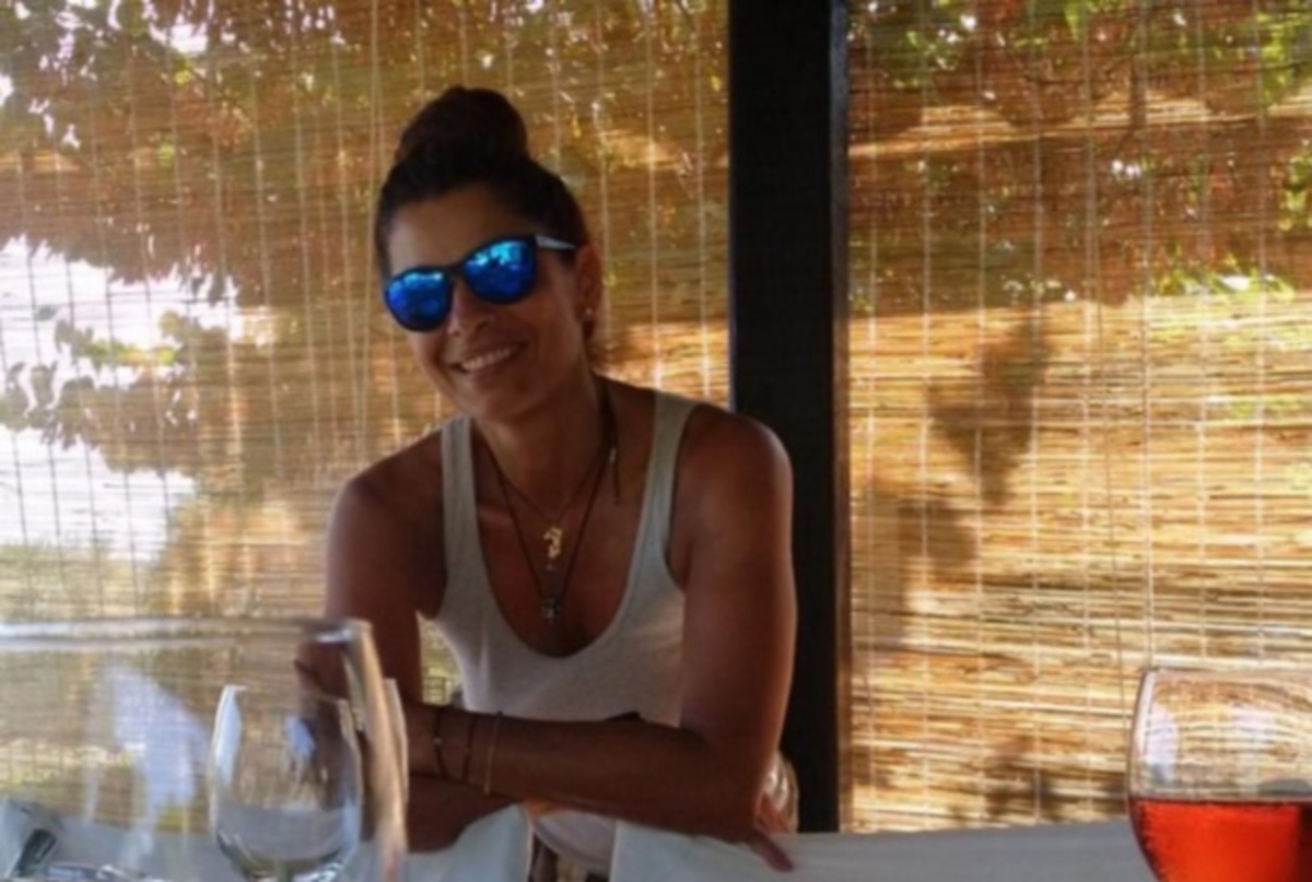 Ξαπλωμένη στην άμμο με σέξι μπικίνι η Τσαπανίδου!