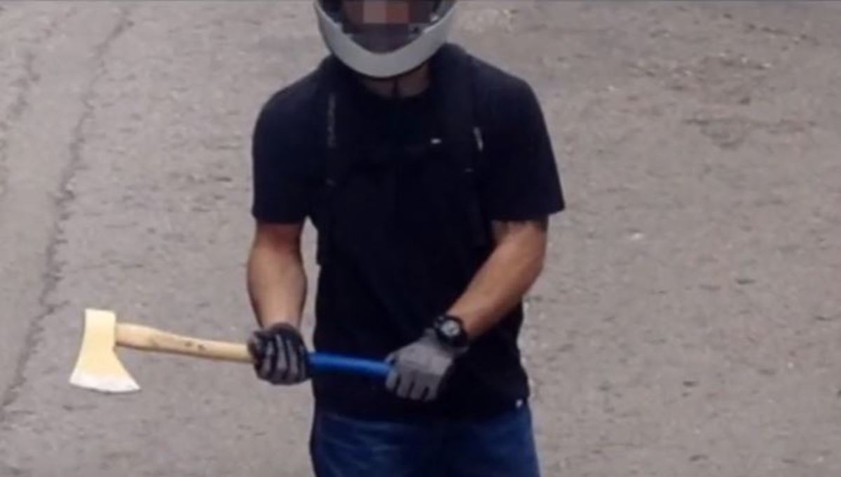 Βίντεο – ντοκουμέντο από την επίθεση των κουκουλοφόρων στο Χημείο! Κρατούσαν τσεκούρια και σουγιάδες
