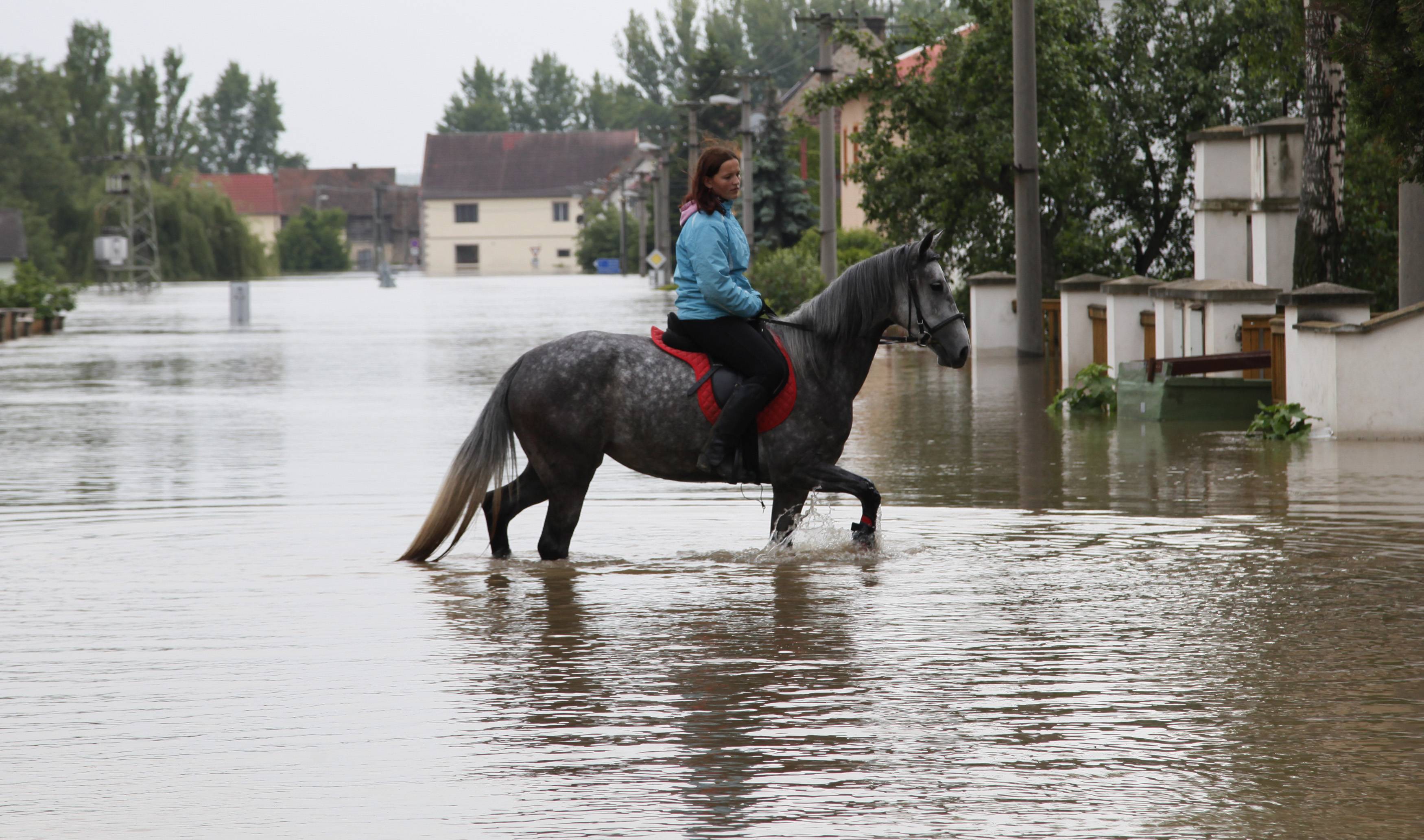 Παρέλυσαν Γερμανία, Αυστρία και Τσεχία από τις πλημμύρες – Δέσμευση Μέρκελ για βοήθεια 100 εκατ. ευρώ (ΦΩΤΟ)