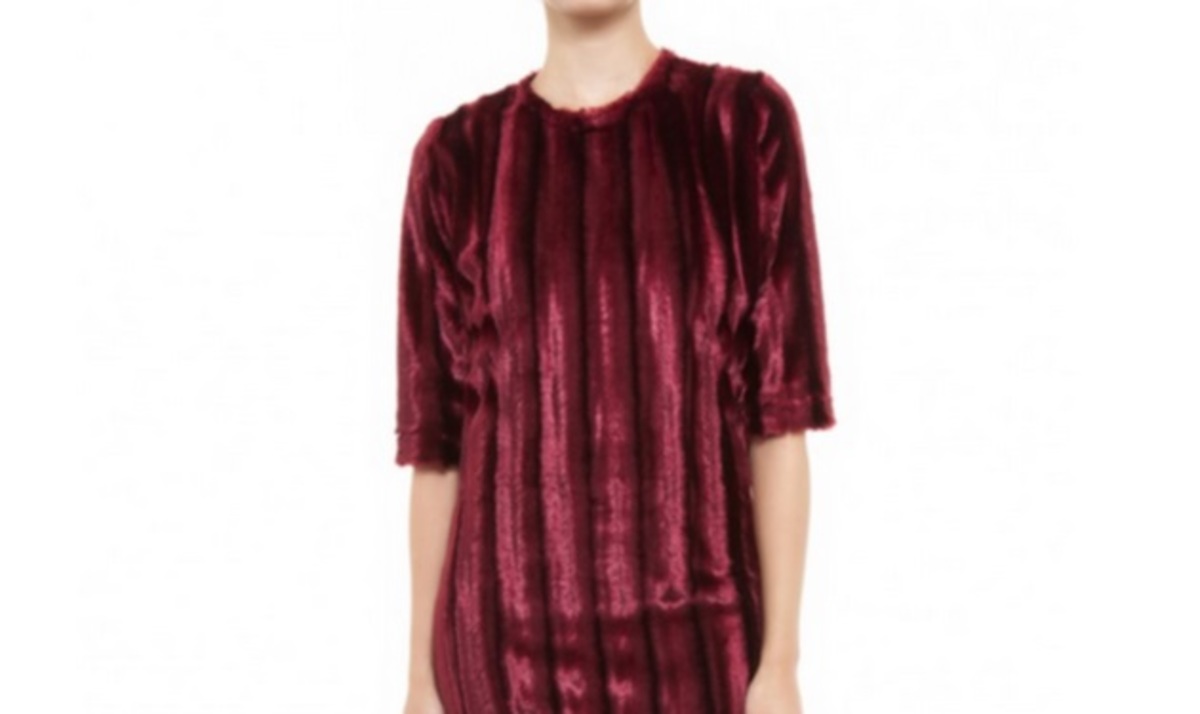 Αυτό το κόκκινο φόρεμα από οικολογική γούνα θα σε κάνει να ξεχωρίσεις!