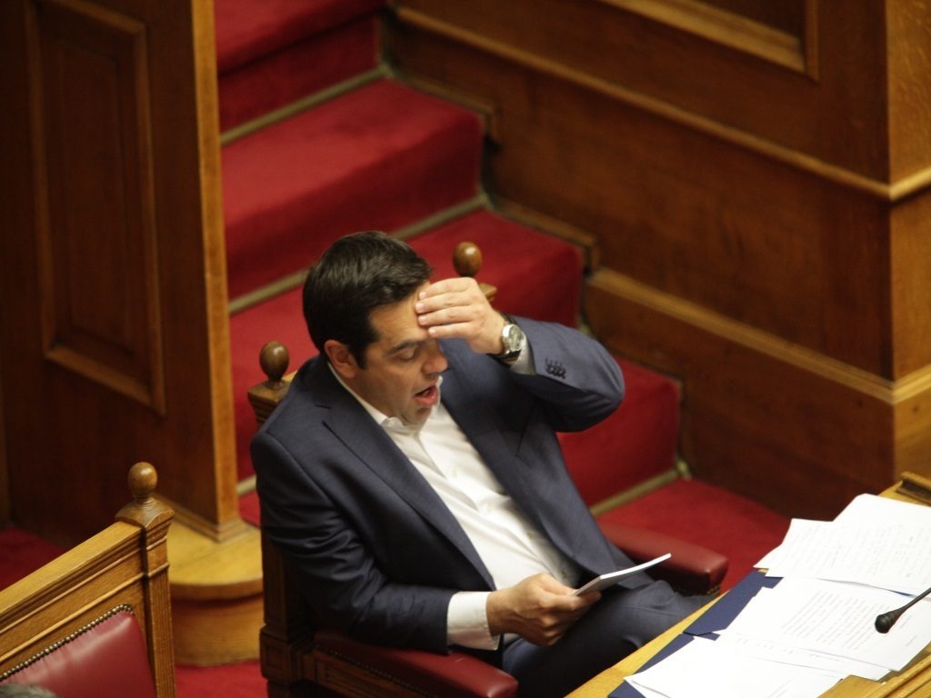 Τον έφαγαν τα ξενύχτια! “Κομμάτια” ο Τσίπρας στη Βουλή (ΦΩΤΟ)