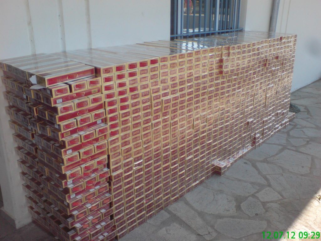 Μετέφερε 17.500 λαθραία πακέτα τσιγάρα στην οροφή λεωφορείου