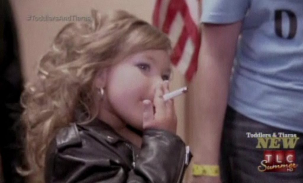 Τετράχρονη καπνίζει στη σκηνή του εξοργιστικού ριάλιτι με τα παιδικά καλλιστεία