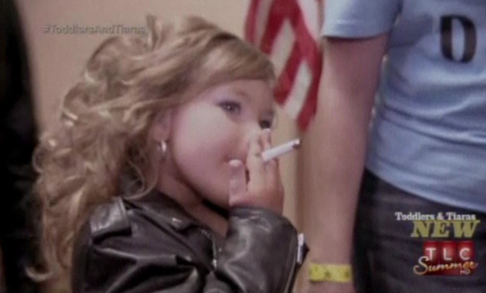Τετράχρονη καπνίζει στη σκηνή του εξοργιστικού ριάλιτι με τα παιδικά καλλιστεία