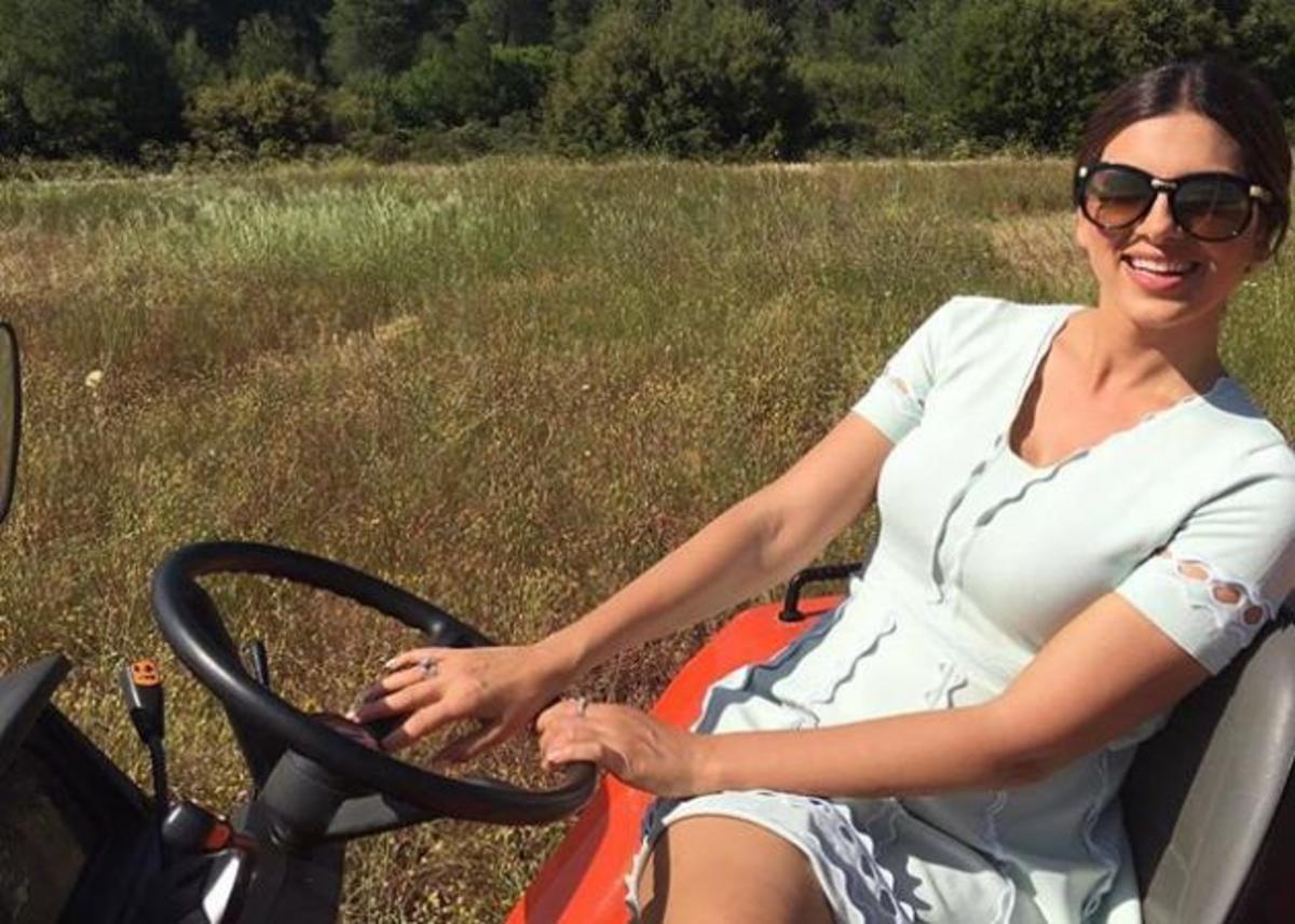 Η Σταματίνα Τσιμτσιλή οδηγεί αγροτικό! ΦΩΤΟ