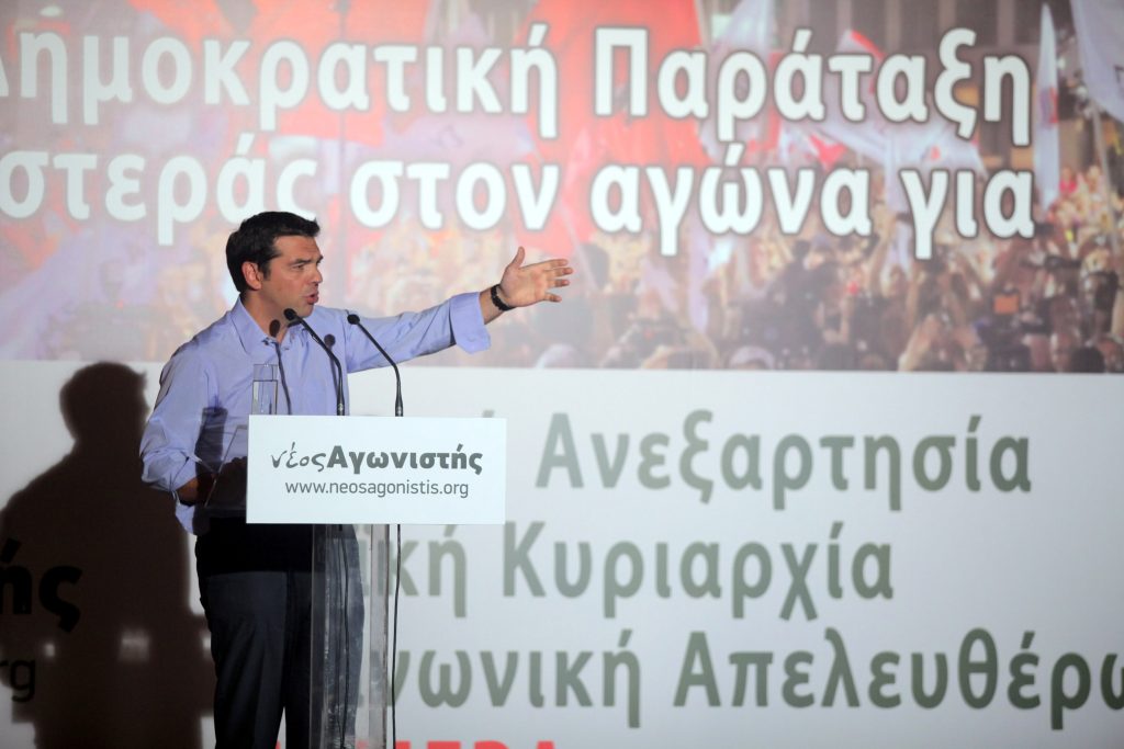 ΦΩΤΟ EUROKINISSI - Ο Τσίπρας σε φόντο με "πράσινα" συνθήματα