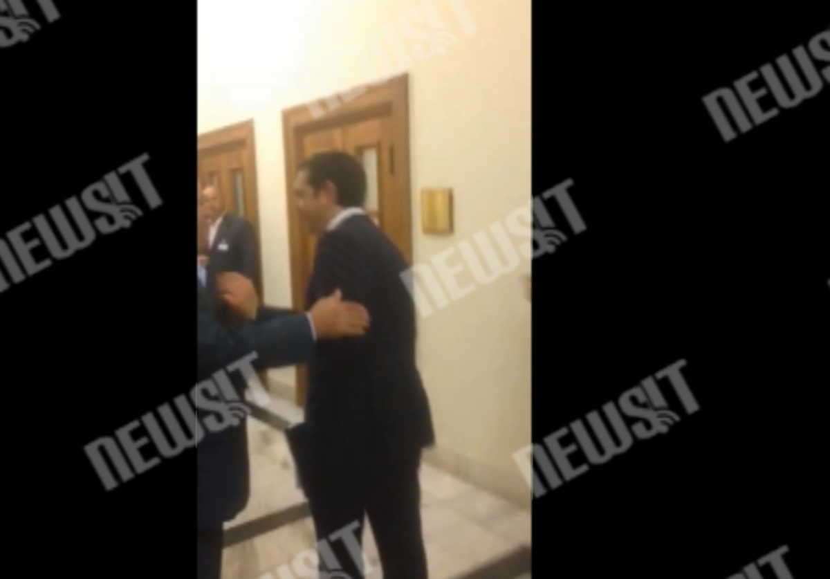 Αποχώρηση Τσίπρα από Βουλή