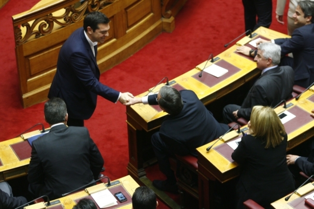 Η “κρύα” χειραψία Τσίπρα – Σαμαρά (ΦΩΤΟ)