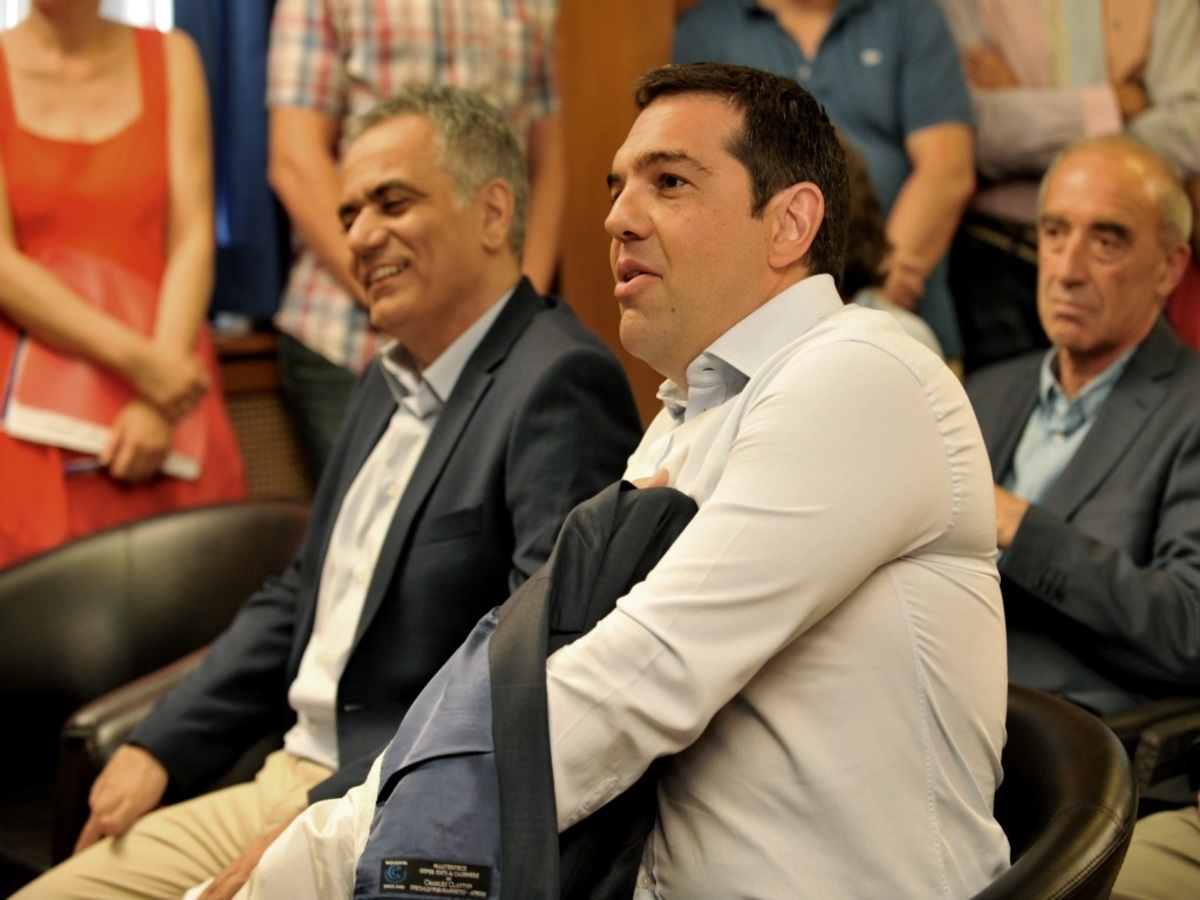 Γιατί ο Αλέξης Τσίπρας… πέταξε το σακάκι του; ΦΩΤΟ