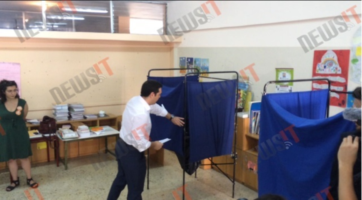 Δημοψήφισμα 2015: Πάλι το σάλιωσε ο Τσίπρας – Δείτε βίντεο και φωτό