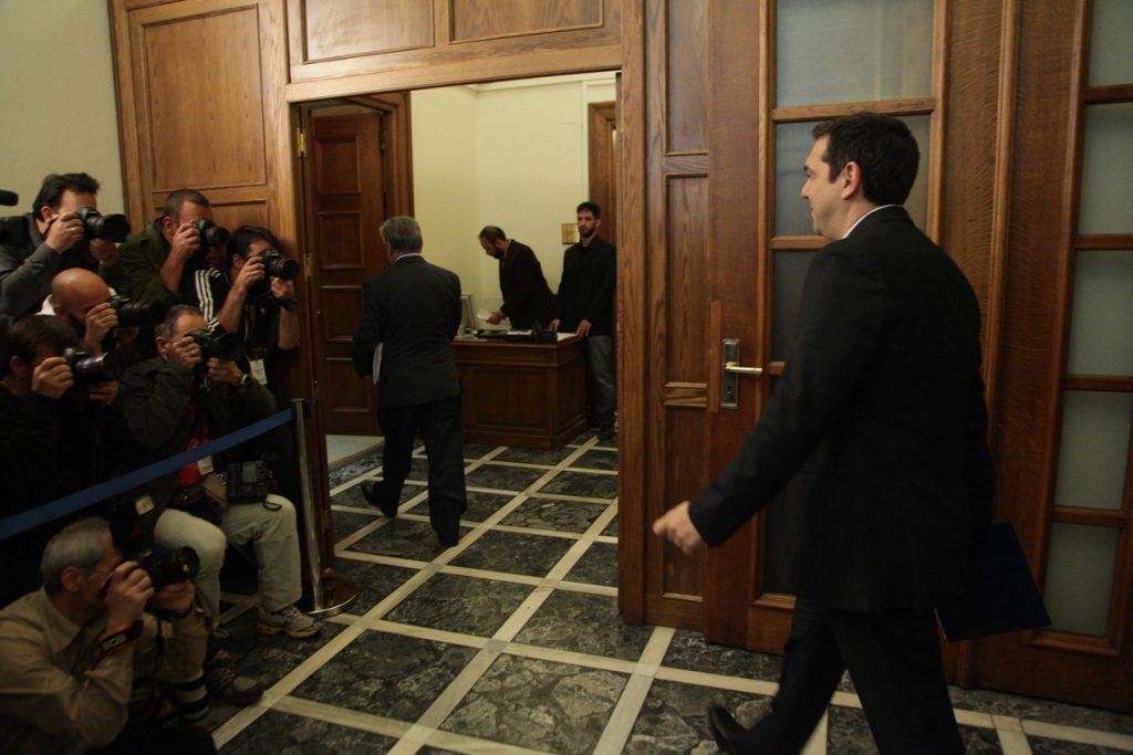 Διαρρέει συμφωνία εντός Μαΐου κυβερνητικός αξιωματούχος – Τα βρήκαν για τις ομαδικές απολύσεις – “Αγκάθια” το ασφαλιστικό και ο ΦΠΑ