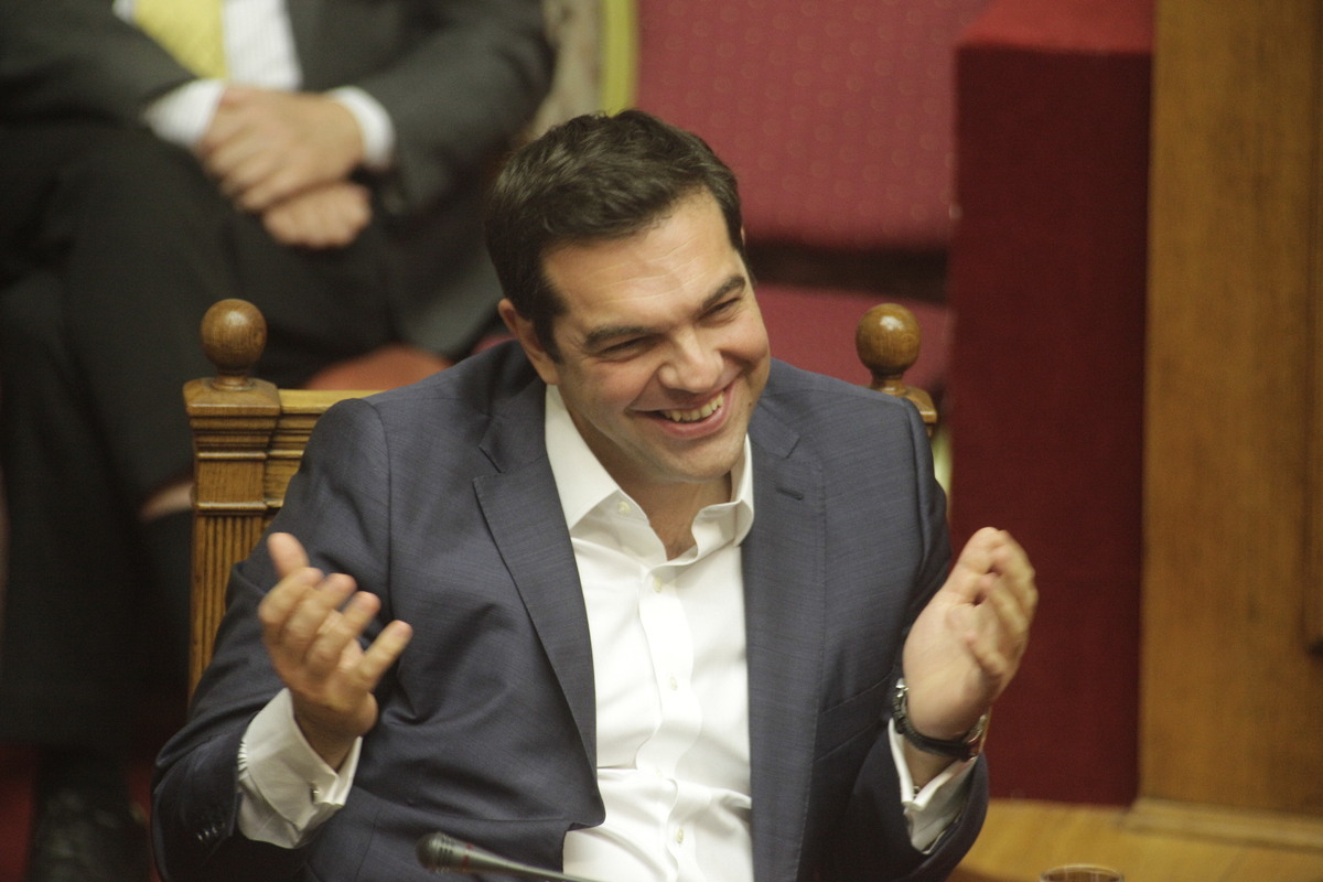 Σε ποιόν κάνει τσαχπινιές ο Αλέξης Τσίπρας – ΦΩΤΟ
