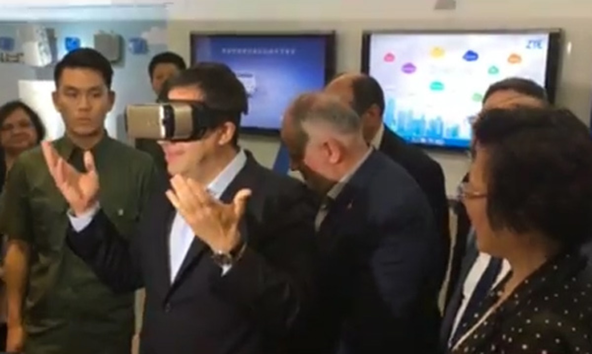 Τι φαντάζεστε ότι έβλεπε ο Αλέξης Τσίπρας με τα γυαλιά εικονικής πραγματικότητας;