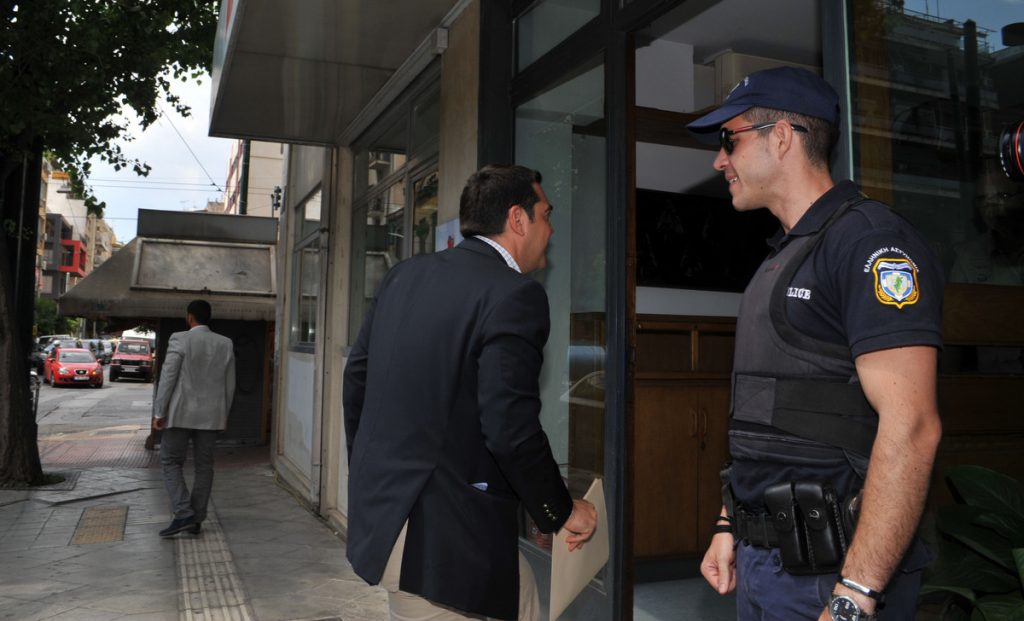Στην κόψη του ξυραφιού η συνεδρίαση της Πολιτικής Γραμματείας του ΣΥΡΙΖΑ – Δίνουν εντολή στον Τσίπρα για συμφωνία ή ρήξη!