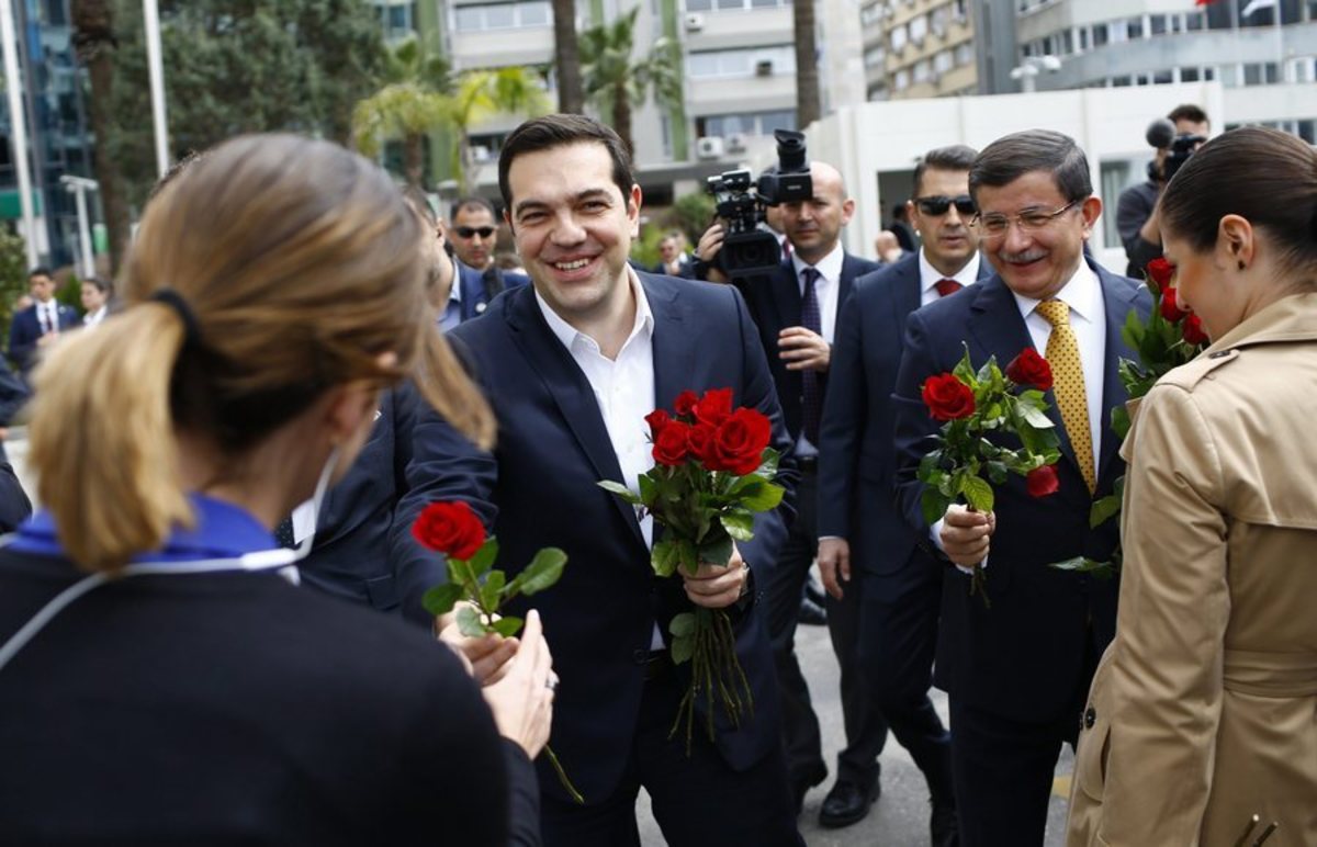 Κόκκινα τριαντάφυλλα από Τσίπρα και Νταβούτογλου στις γυναίκες στη Σμύρνη – ΦΩΤΟ