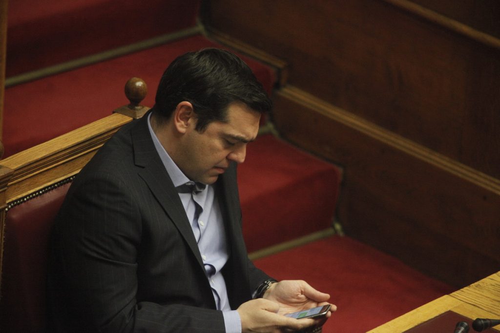 Βουλή: Με το κινητό στο χέρι συνέχεια ο Αλέξης Τσίπρας – ΦΩΤΟ