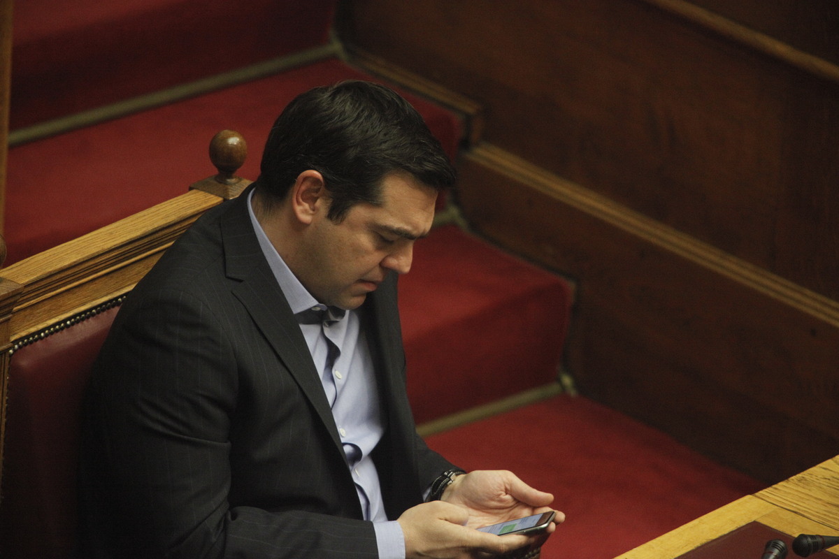 Βουλή: Με το κινητό στο χέρι συνέχεια ο Αλέξης Τσίπρας – ΦΩΤΟ