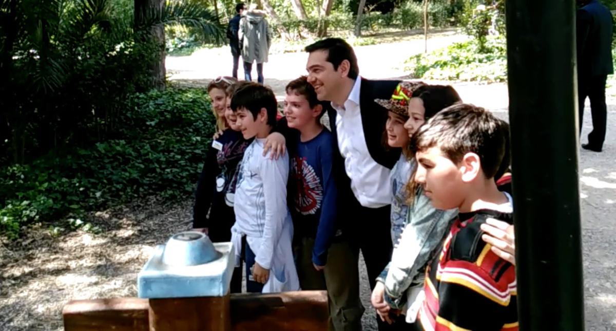 «Ελάτε! Ο Τσίπρας!» – Φωτογραφίες του πρωθυπουργού με μαθητές στον Εθνικό Κήπο! ΒΙΝΤΕΟ