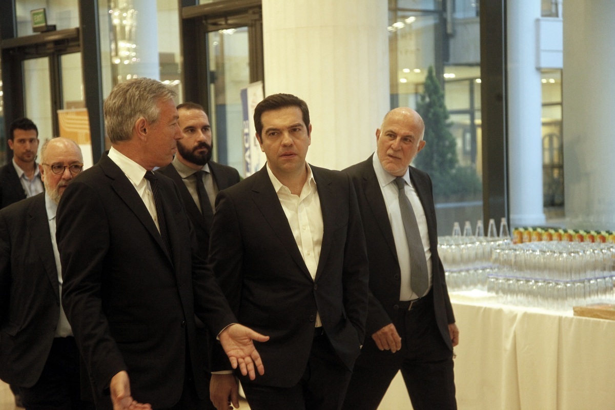 Δημόσια αντιπαράθεση του Αλέξη Τσίπρα με τον πρόεδρο του ΣΕΤΕ – “Είμαστε στην κόψη του ξυραφιού” – “Δεν είστε βάζουμε και στοίχημα”