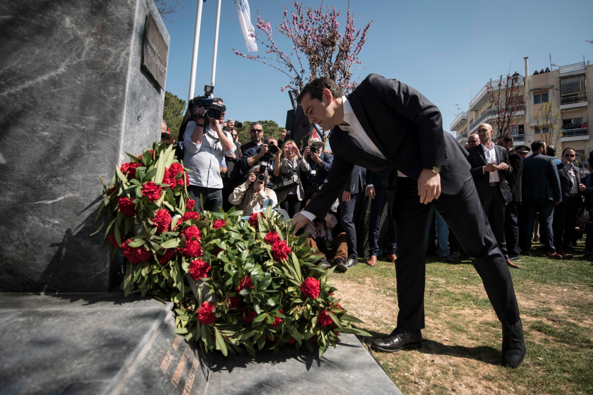 Τίμησαν τον ήρωα Μπελογιάννη – Κόκκινα γαρύφαλλα και αποχωρήσεις [pics, vids]