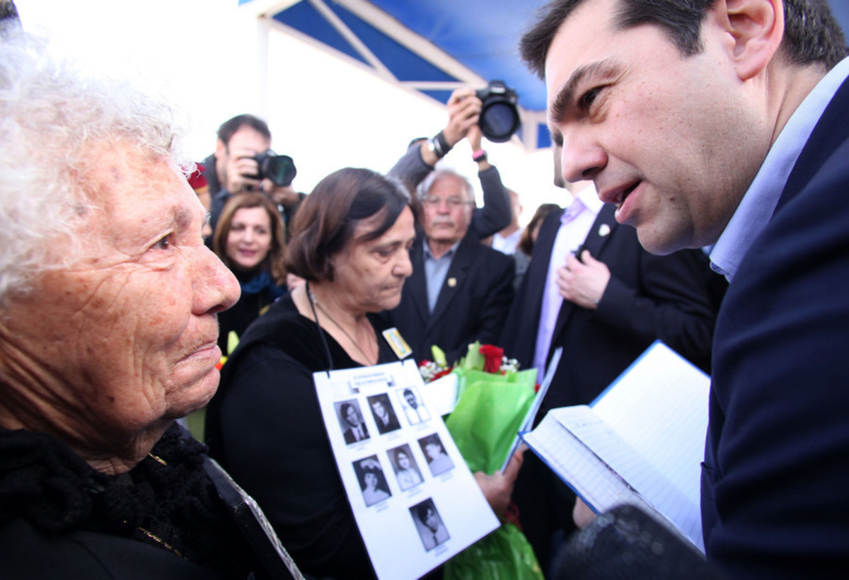 Όταν ο Αλέξης Τσίπρας συνάντησε συγγενείς αγνοουμένων