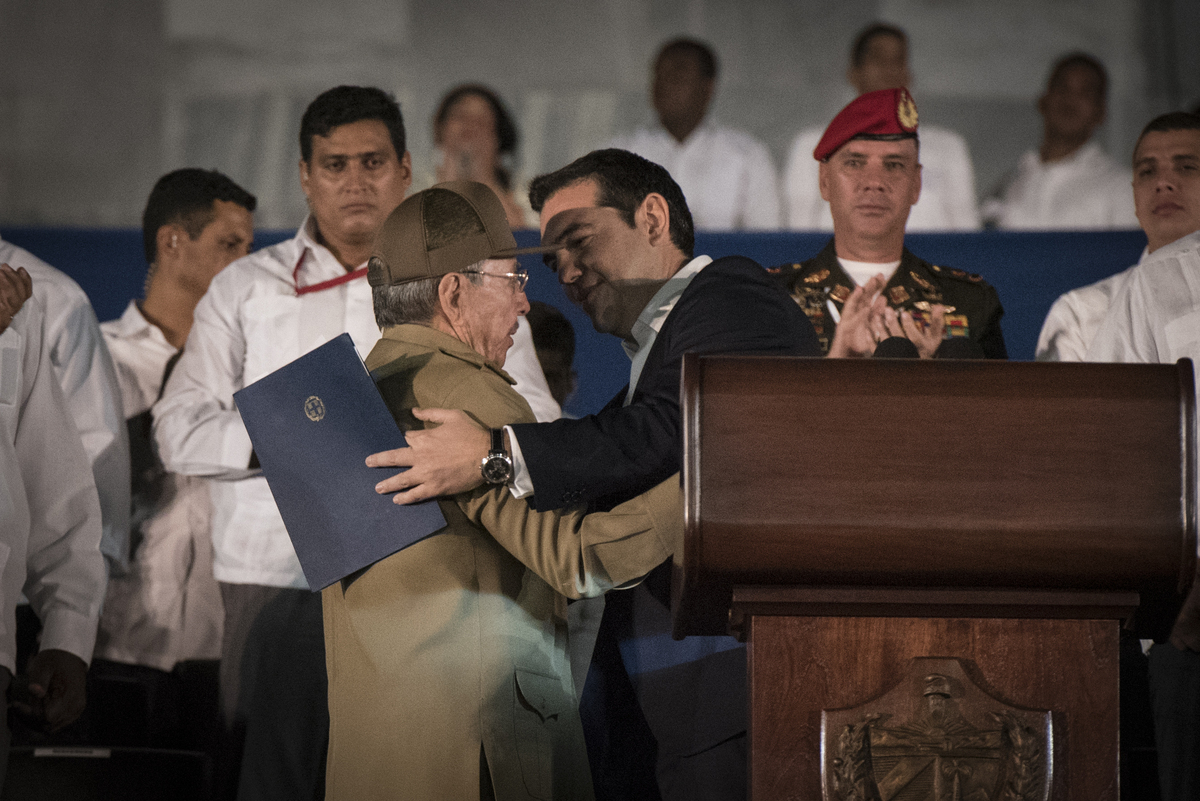 Η αγκαλιά του Αλέξη Τσίπρα στον Ραούλ Κάστρο – Όσα έγιναν στην Κούβα [pics, vids]