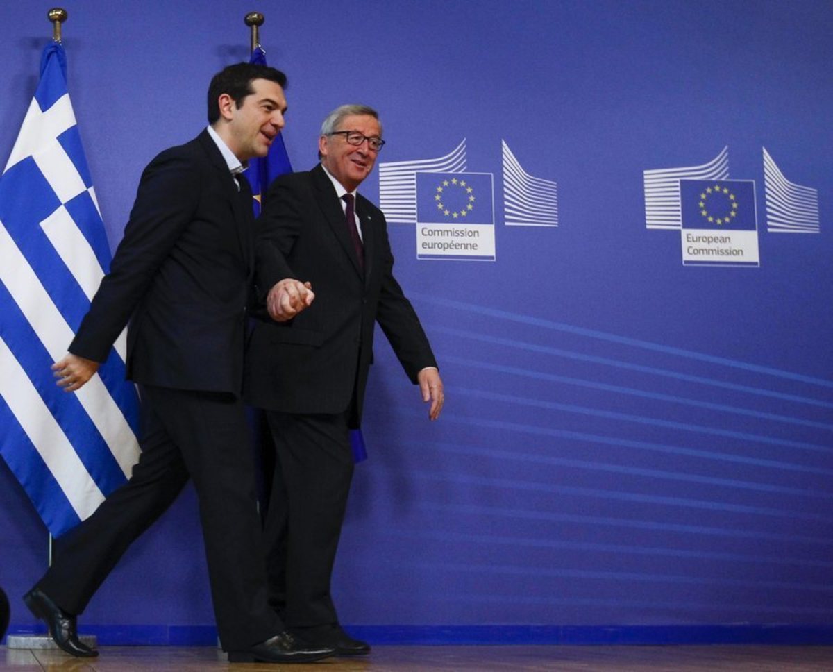Αγκαλιές και φιλιά για Τσίπρα – Γιούνκερ