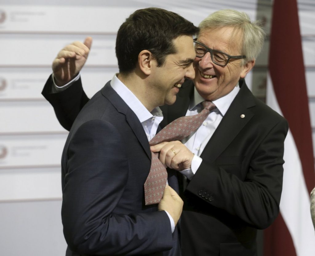 Γιούνκερ εκτός ελέγχου! Έβαλε γραβάτα στον Τσίπρα – Είπε “Χαίρε δικτάτορα” στον πρωθυπουργό της Ουγγαρίας – Χαιρέτησε στρατιωτικά τον ισπανό ΥΠΕΞ!
