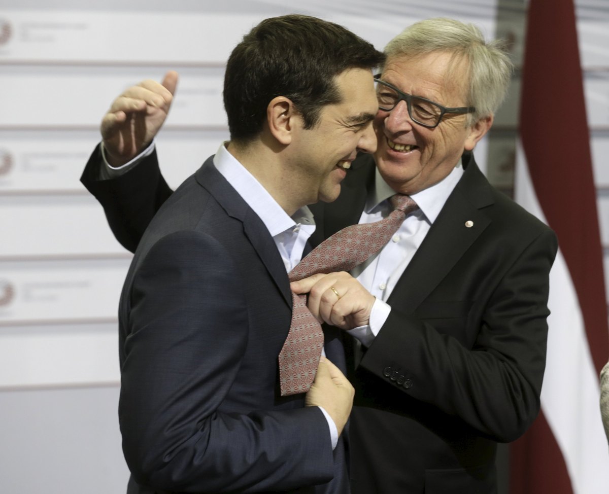 Γιούνκερ εκτός ελέγχου! Έβαλε γραβάτα στον Τσίπρα – Είπε “Χαίρε δικτάτορα” στον πρωθυπουργό της Ουγγαρίας – Χαιρέτησε στρατιωτικά τον ισπανό ΥΠΕΞ!
