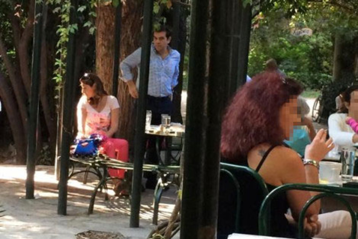 Αλέξης Τσίπρας: Για καφέ με την Μπέτυ του στον Εθνικό Κήπο (ΦΩΤΟ)