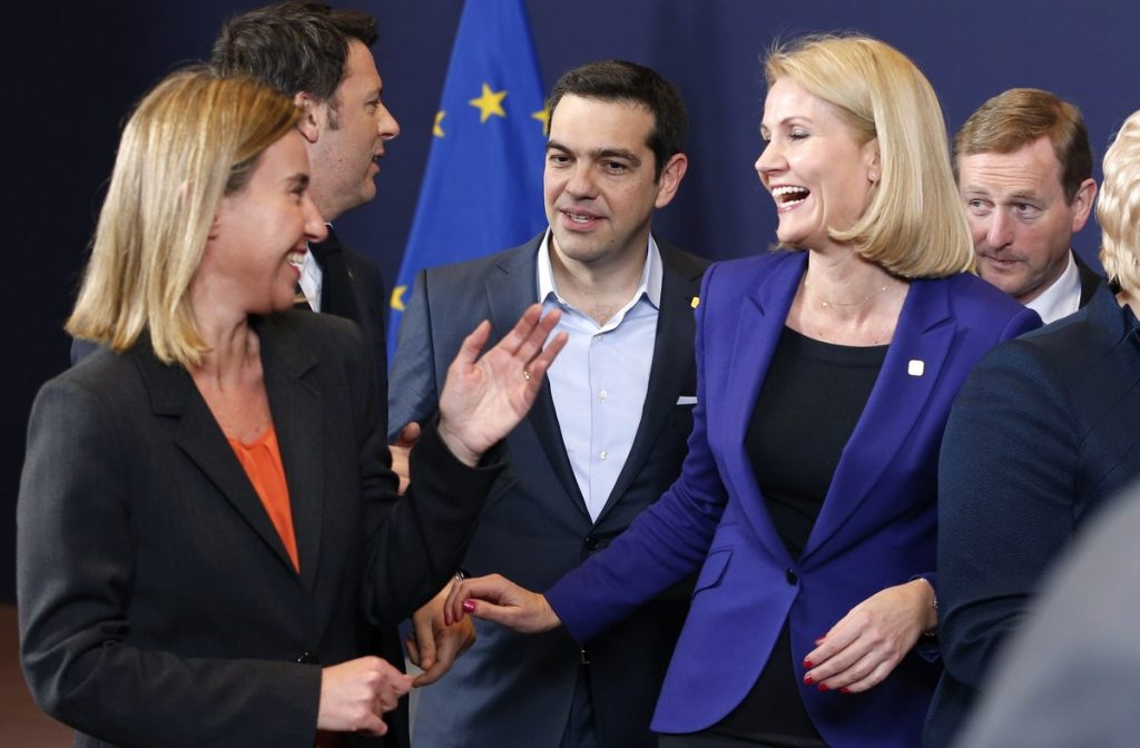 Οι ξανθές που περικύκλωσαν τον Τσίπρα (ΦΩΤΟ)