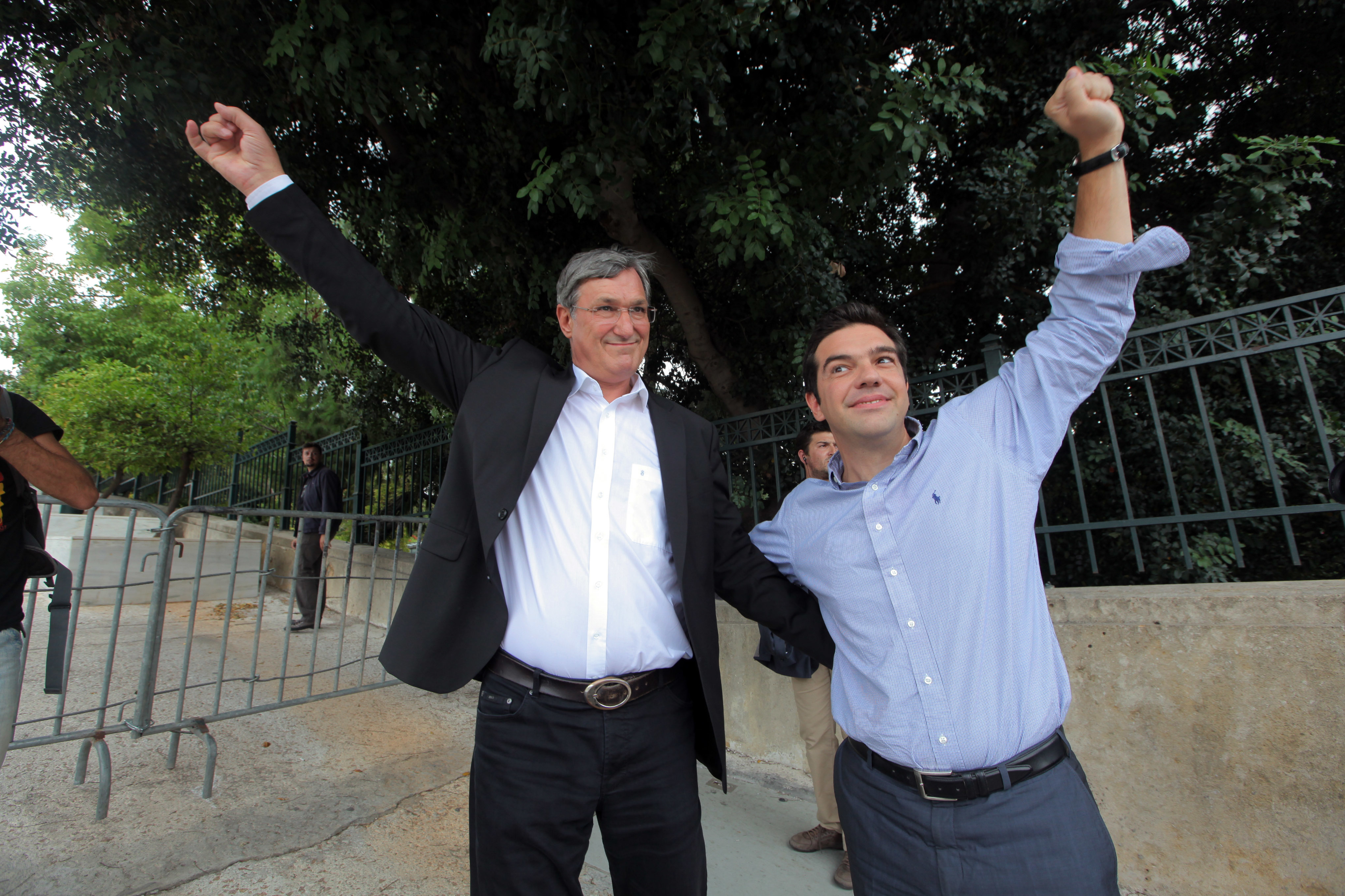 Ο Αλέξης Τσίπρας με τον Μπερντ Ριξινγκερ στη διαδήλωση κατά την Άγκελα Μέρκελ στην Αθήνα - ΦΩΤΟΓΡΑΦΙΑ EUROKINISSI