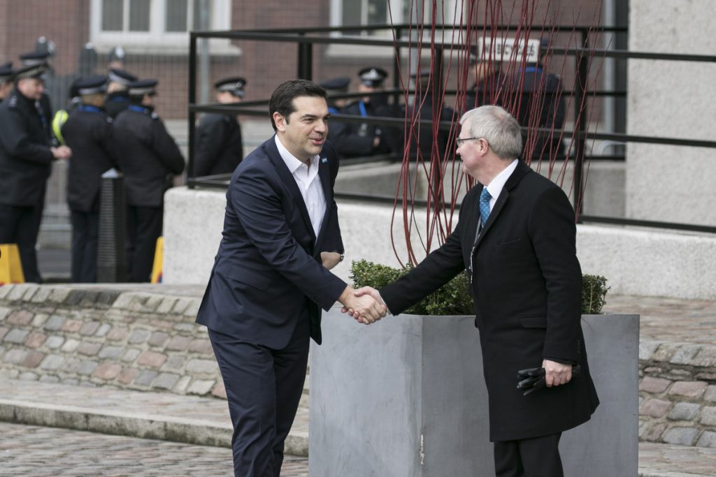 Τσίπρας στους δωρητές για τη Συρία: Εμείς δείχνουμε ανθρωπιά, εσείς;