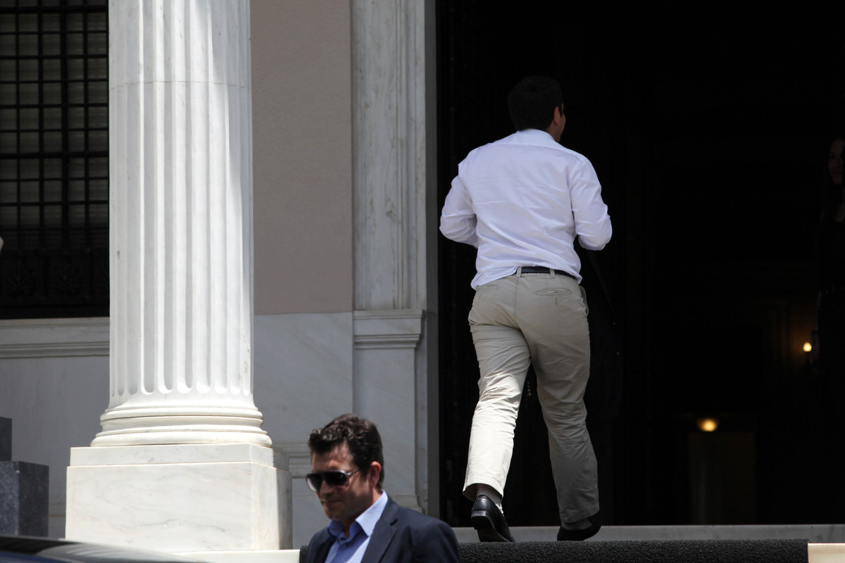 Αλέξης Τσίπρας: Από το… ρινγκ της διαπραγμάτευσης, στο Μαξίμου με το πουκάμισο έξω