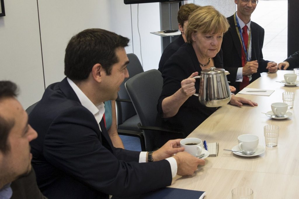 Σύνοδος Κορυφής: Η Μέρκελ σέρβιρε καφέ τον Τσίπρα (ΦΩΤΟ)