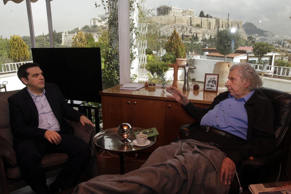 Μέσα στη συνάντηση Τσίπρα – Θεοδωράκη: “Χρειάζονται ελιγμοί” – Επιμένει στο “όχι” ο Μίκης