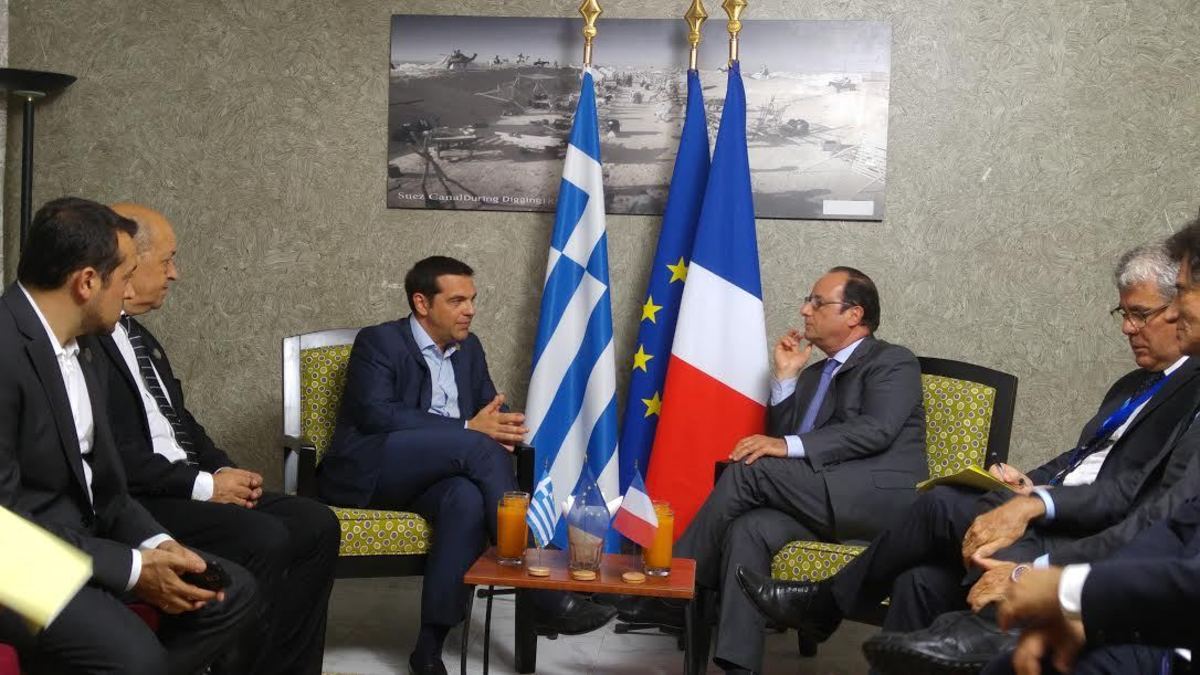Τσίπρας και Ολάντ τα είπαν στην Αίγυπτο: Συμφωνία αμέσως μετά το Δεκαπενταύγουστο