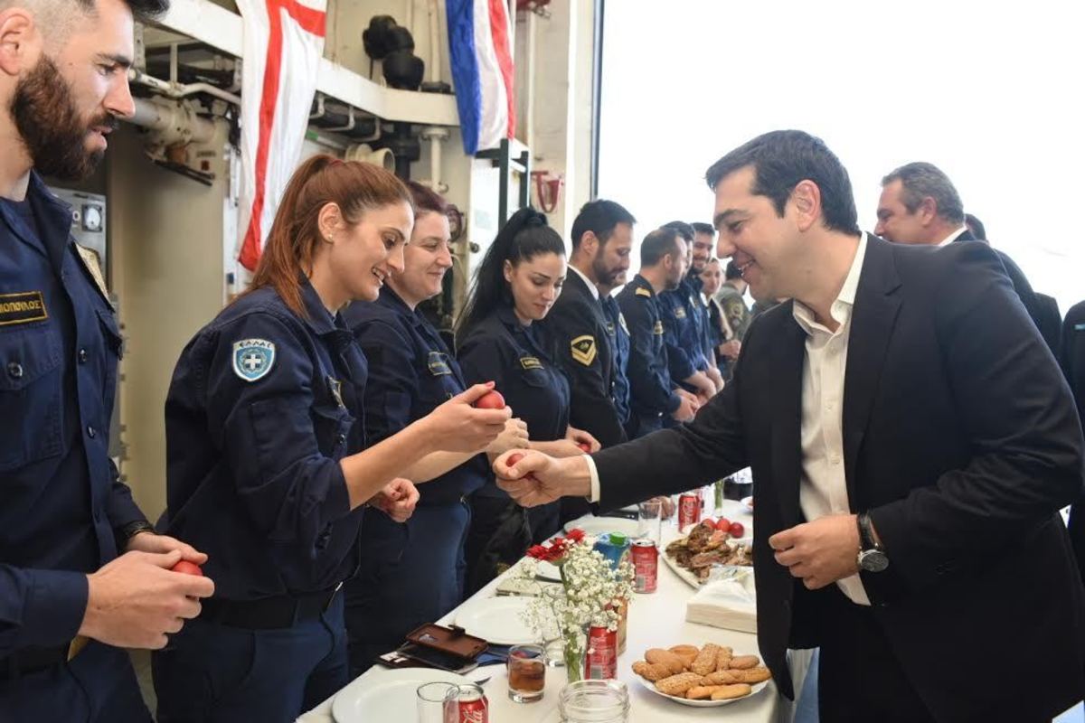 Ατάκα Τσίπρα με… νόημα όταν τσούγκρισε αυγά στη φρεγάτα (ΒΙΝΤΕΟ)