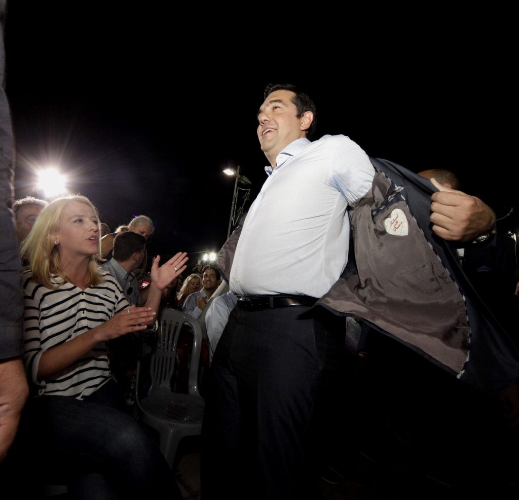 Εκλογές 2015: Όταν ο Αλέξης Τσίπρας “πέταξε” το σακάκι του (ΦΩΤΟ)