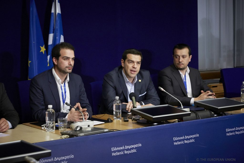 Το Bloomberg προειδοποιεί τον Τσίπρα πως υπάρχει άλλη τρόικα που πρέπει να φοβάται
