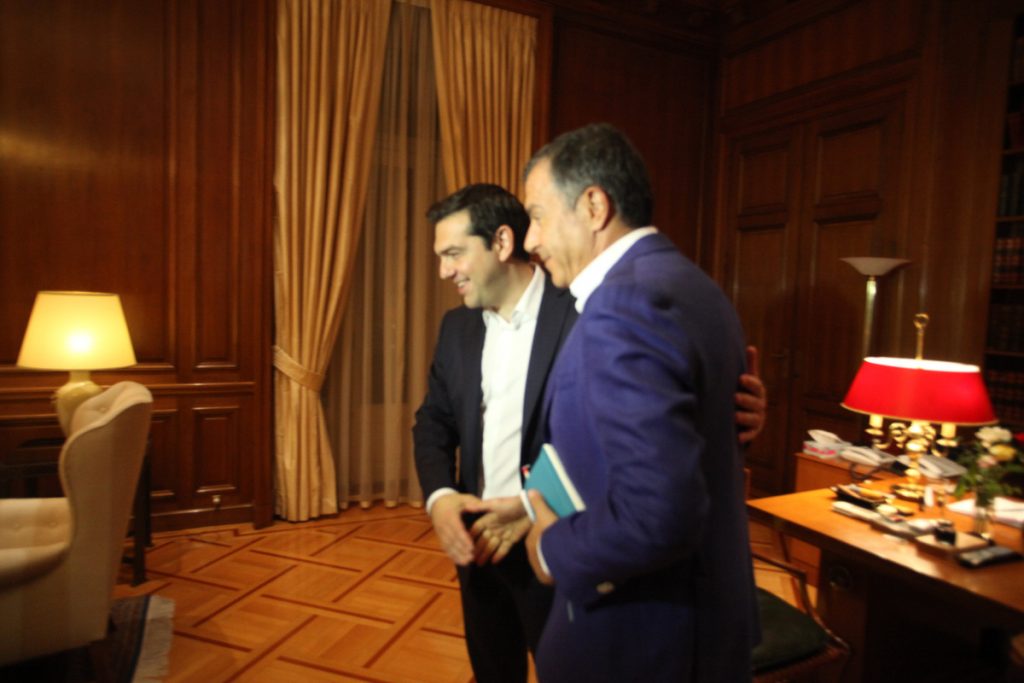Τηλέφωνο Τσίπρα σε Θεοδωράκη: Η ψηφοφορία είναι για μένα ψήφος εμπιστοσύνης