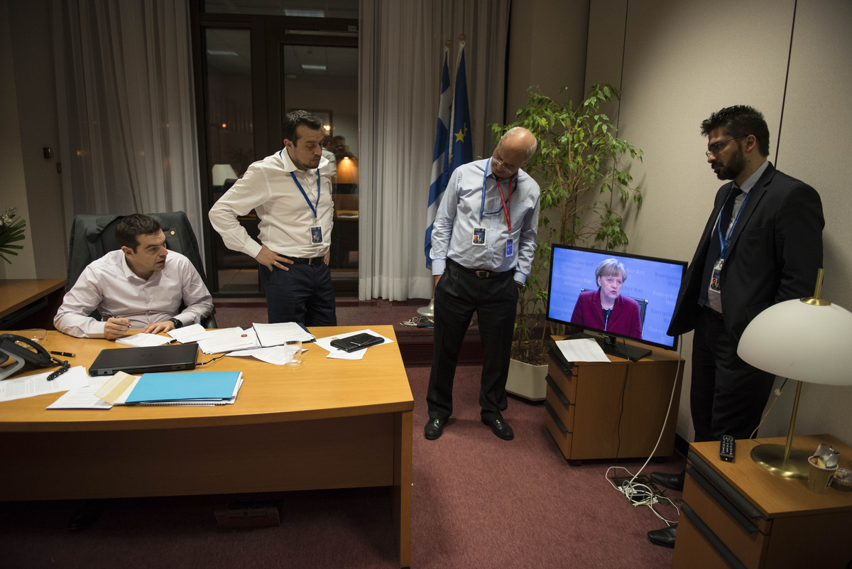 Η στιγμή που ο Τσίπρας βλέπει τη Μέρκελ να κάνει δηλώσεις (ΦΩΤΟ)
