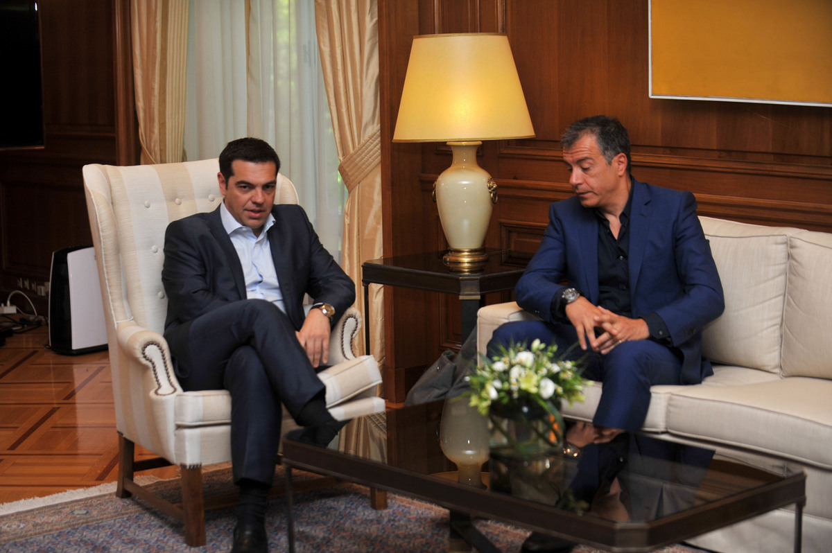 Το Μαξίμου διαψεύδει τον Σταύρο Θεοδωράκη: Ο Τσίπρας δεν είπε ποτέ ότι δεν θα πληρώσει το ΔΝΤ στο τέλος του μήνα!