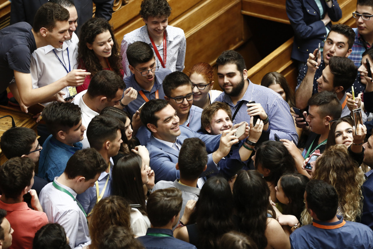 Συνωστισμός για μια selfie με τον Τσίπρα! (ΦΩΤΟ)