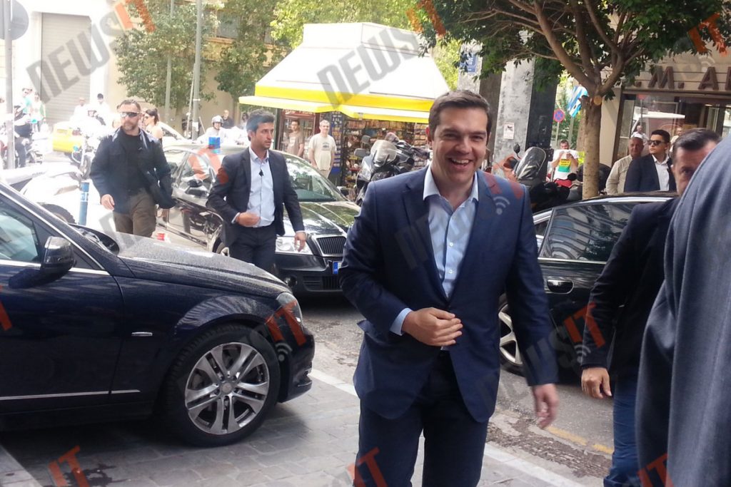 Έκτακτη σύσκεψη υπό τον Τσίπρα στο γραφείο του Βαρουφάκη – Συνεδριάζει για τις τελευταίες λεπτομέρειες και το Brussels Group