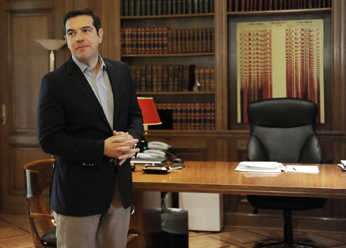 Τηλεοπτικές άδειες και προσφυγικό φέρνουν Τσίπρα στο Μαξίμου