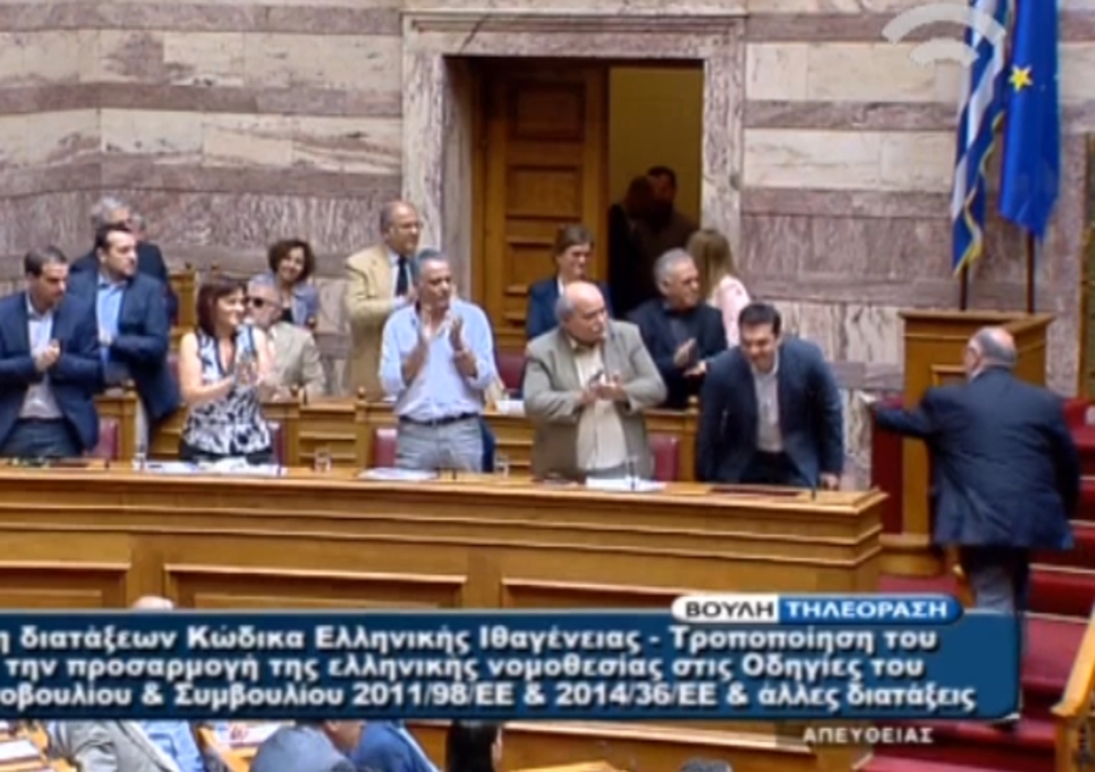 Χειροκρότησαν Τσίπρα στη βουλή
