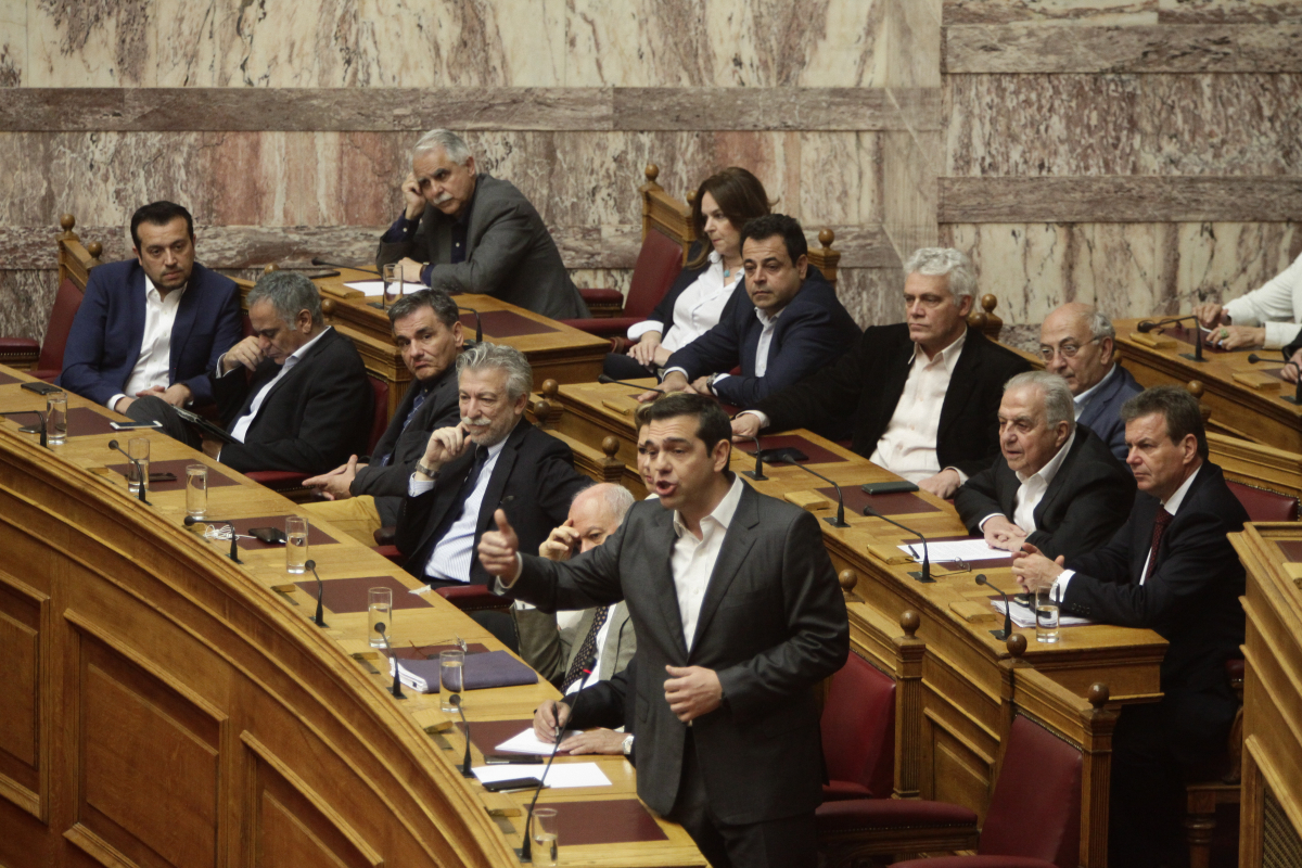 Κόλαση στην Βουλή για τροπολογία – Τσίπρας: Αφορά την ΣΕΚΑΠ